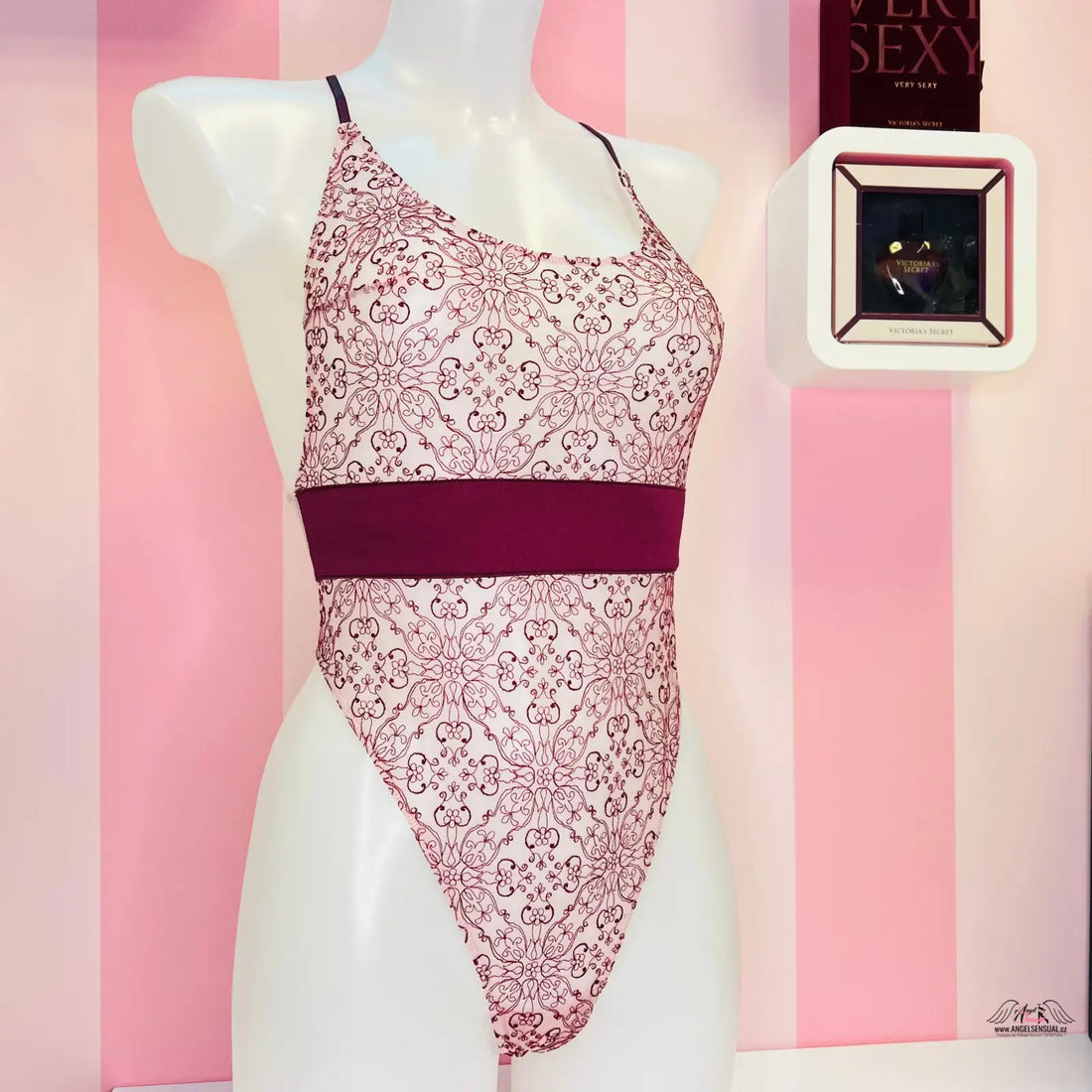 Manekýn s růžovým a bílým body od Victoria’s Secret s medvídkem Victoria’s Secret