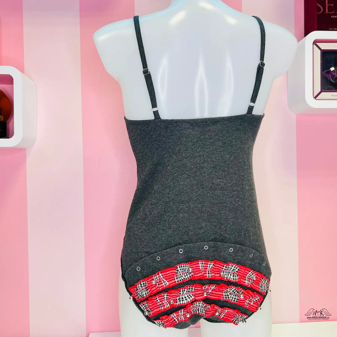 Šedé a červené vzorované andělsky smyslné tělo plavky na bílém manekýnu