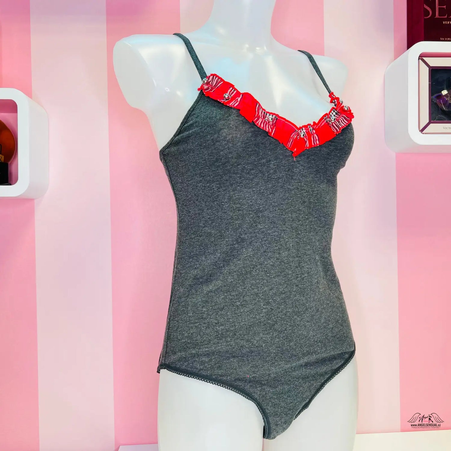 Šedé andělsky smyslné body Victoria’s Secret s červeným ruffled lemem na dekoltu