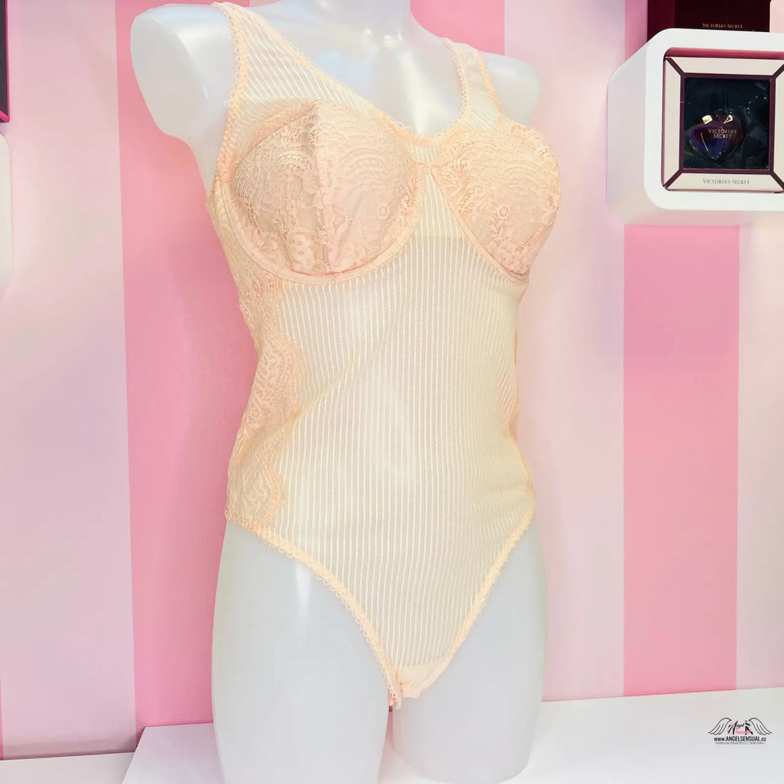Elegantní krajkové body Victoria’s Secret v meruňkové barvě s kosticemi a žebrovaným vzorem