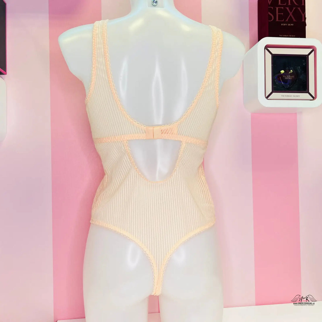 Elegantní krajkové body Victoria’s Secret s růžovým ribbed design a výstřihem