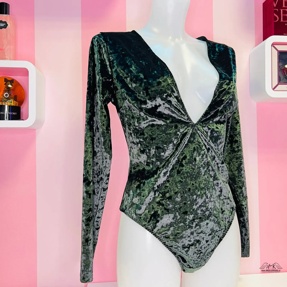 Zelené semišové body s odvážným hlubokým výstřihem a černým semišovým sakem