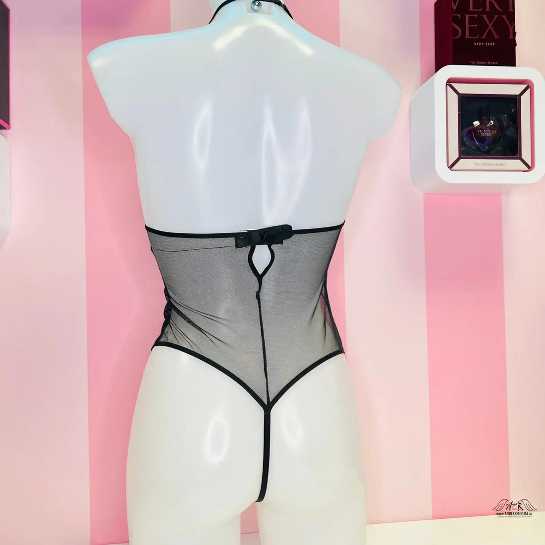 White mannequin torso v luxusním krajkovém body s jemnou síťovinou a střihu tanga