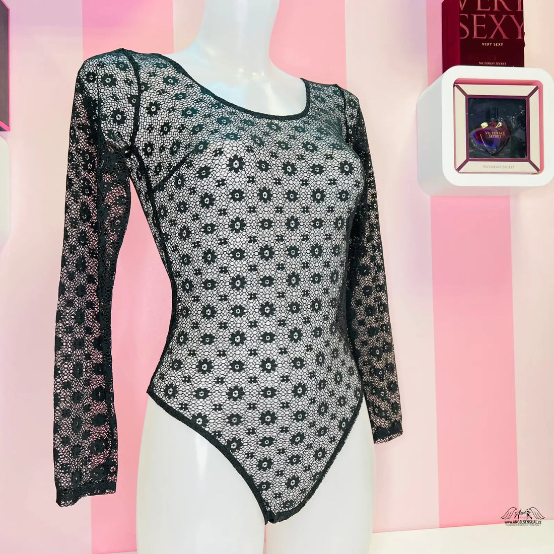 Černobílý bodysuit Victoria’s Secret s odhalenými zády na figuríně