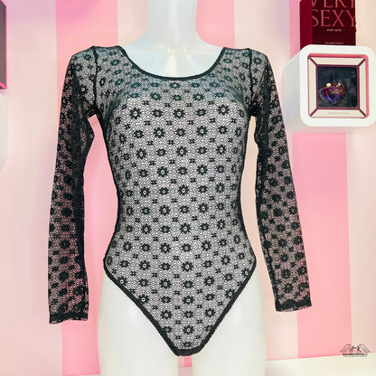 Černobílý bodystocking Victoria’s Secret s krajkovým vzorem a odhalenými zády