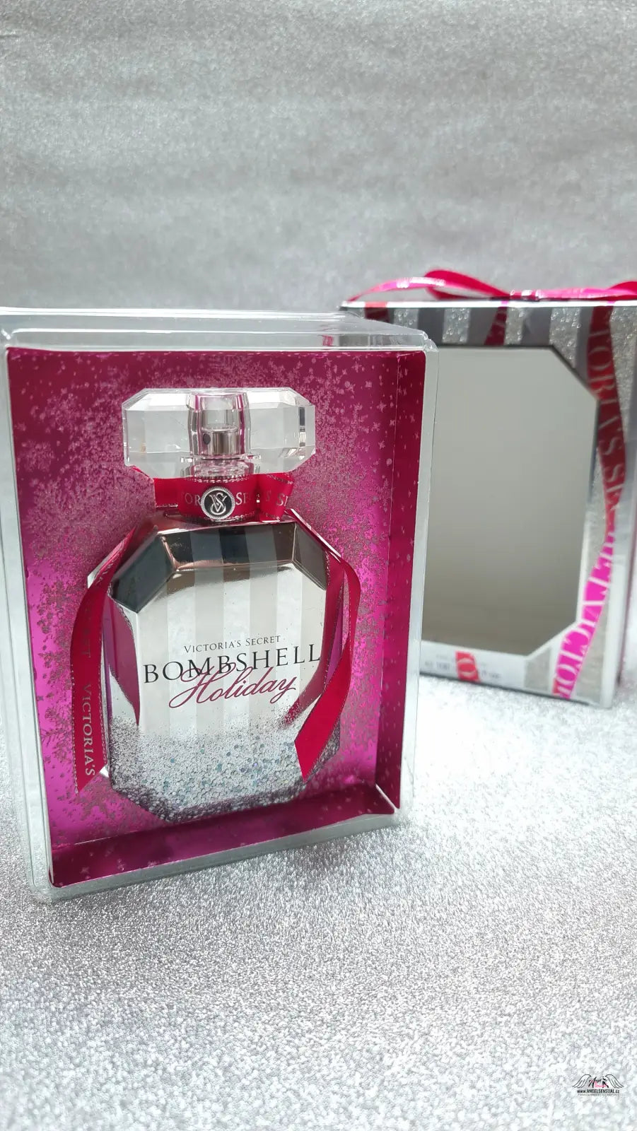 Obrázek Victoria’s Secret Bombshell Holiday vůně s zimním jasmínem a březovým dřevem