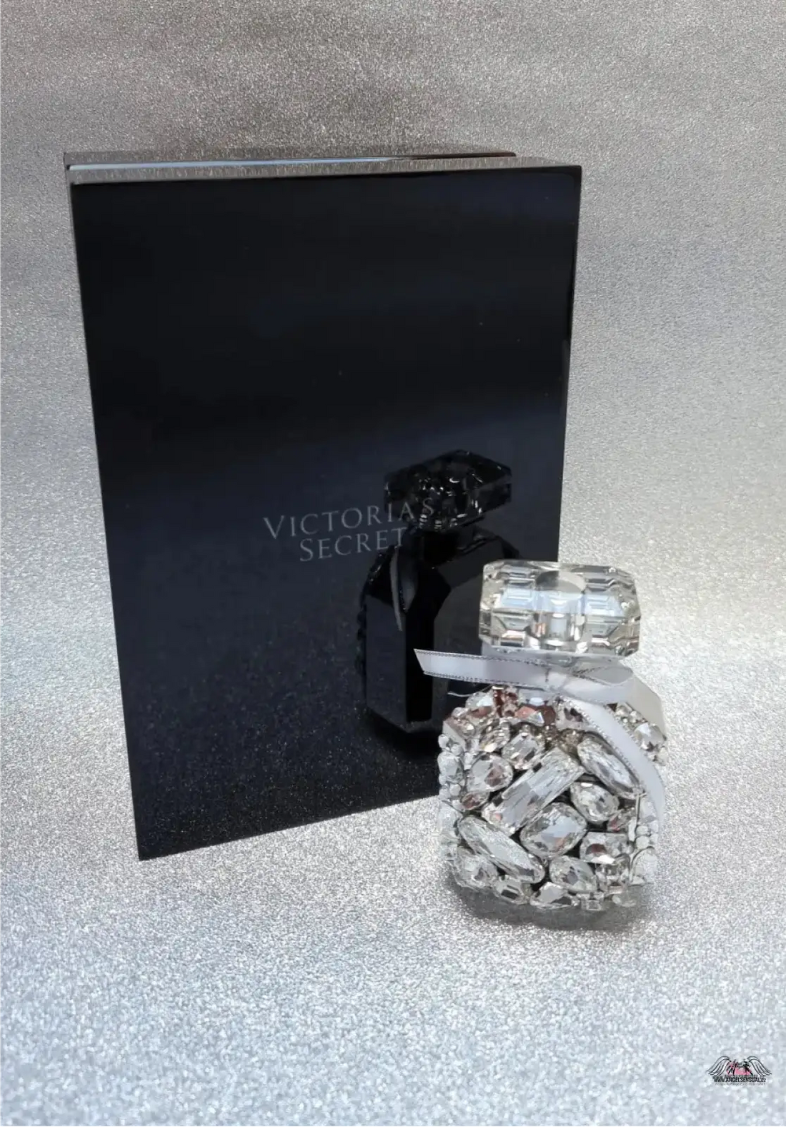 Rhinestone-ozdobená parfémová láhev Victoria’s Secret Luxusní vůně Bombshell s tóny pivoňky