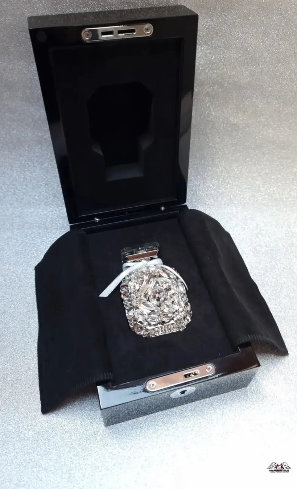 Ornate stříbrná parfémová lahvička Victoria’s Secret Bombshell Luxe Edition s Swarovski crystals v černé krabičce
