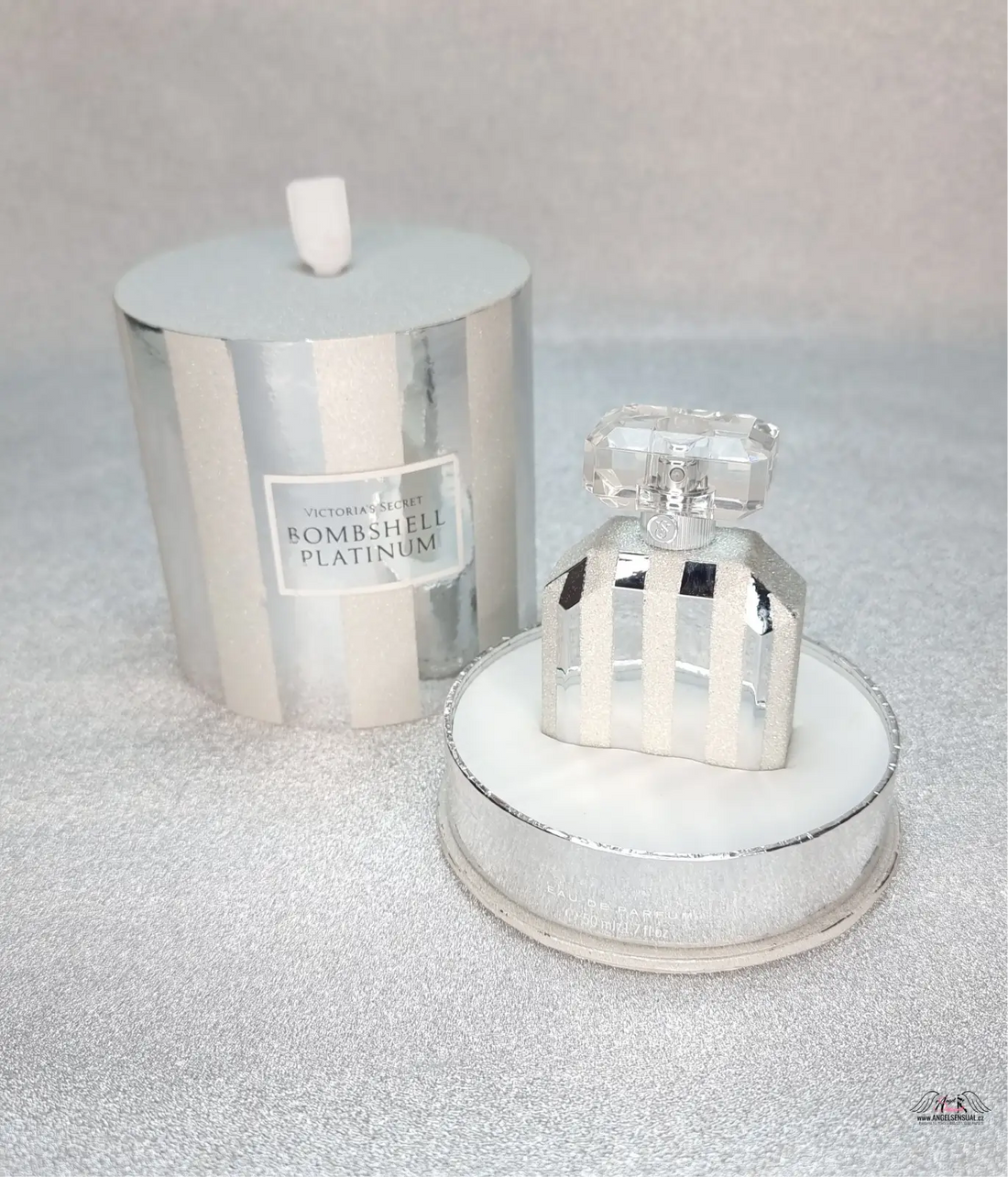 Stříbrná láhev parfému Victoria’s Secret Bombshell Platinum s odpovídající krabicí
