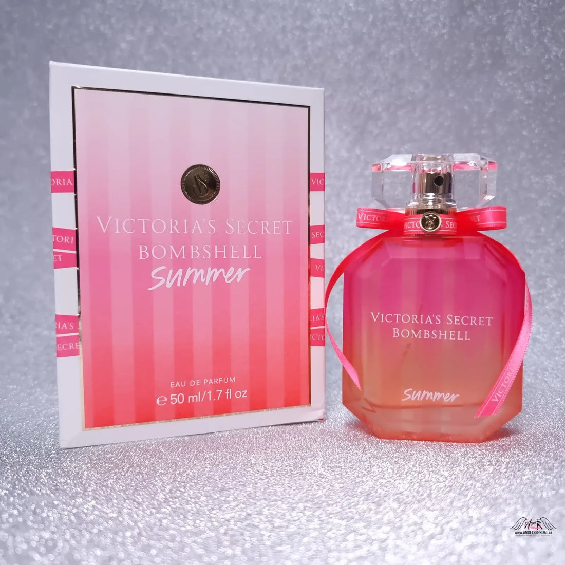 Obrázek Victoria’s Secret Bombshell Summer parfému v růžovo-oranžové ombré lahvičce s odpovídající krabičkou, ideální pro kolekci apparel &amp; accessories a lingerie