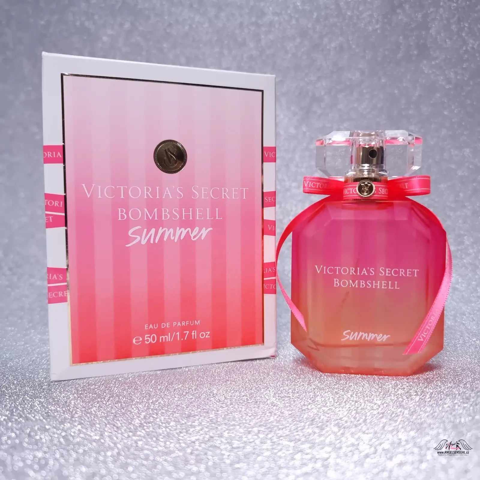Obrázek Victoria’s Secret Bombshell Summer parfému v růžovo-oranžové ombré lahvičce s odpovídající krabičkou, ideální pro kolekci apparel & accessories a lingerie