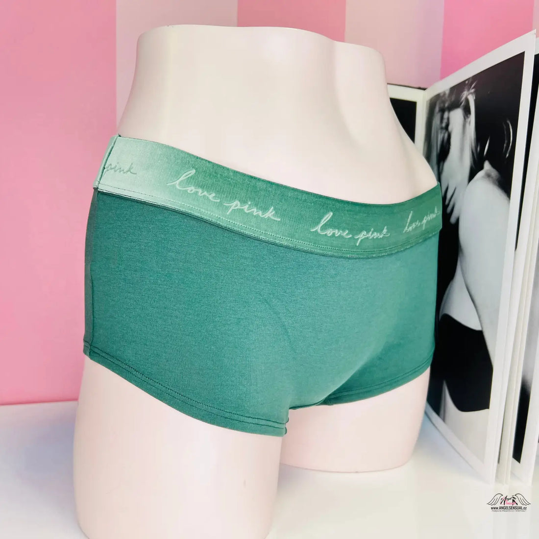 Zelené dámské spodní prádlo.