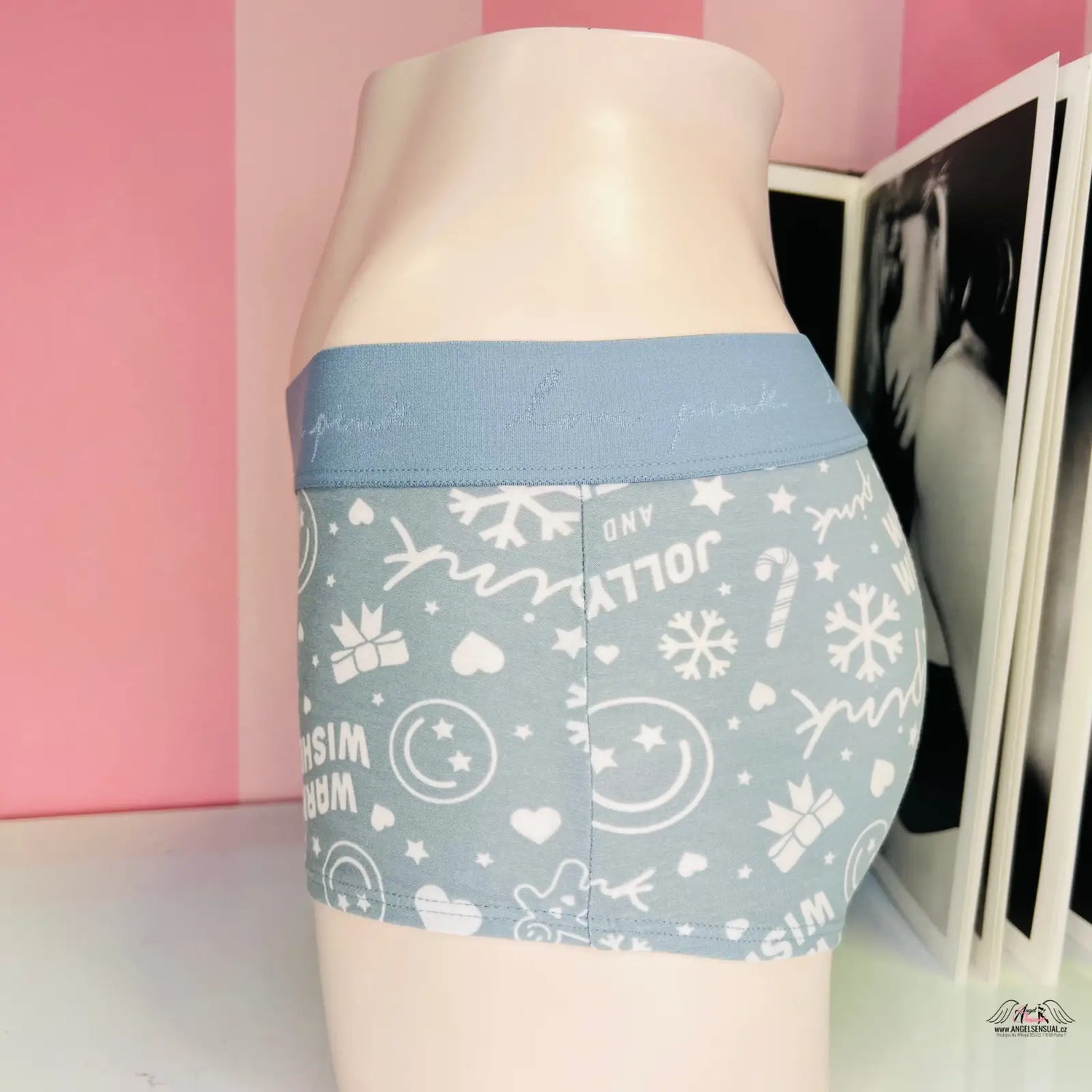 Pohodlné vícebarevné Victoria’s Secret boxerky s bílými vánočními doodles a smiley
