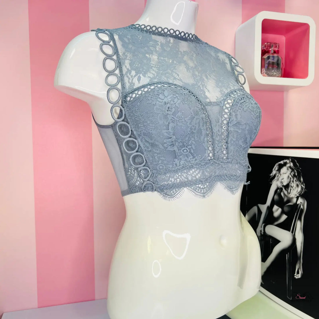 Modrá krajková braletka Dream Angels s ozdobným předním výšiváním na mannequin