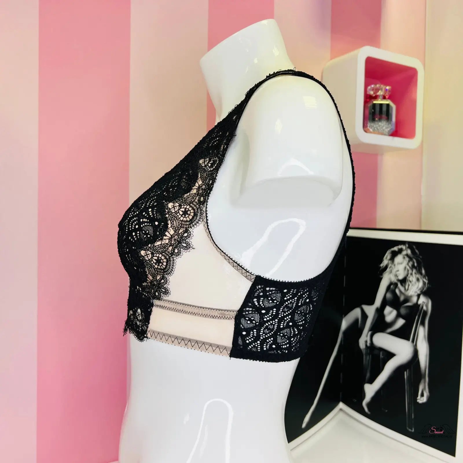 Mannequin s velmi sexy Victoria’s Secret Dream Angels Bralette na růžové pruhované stěně