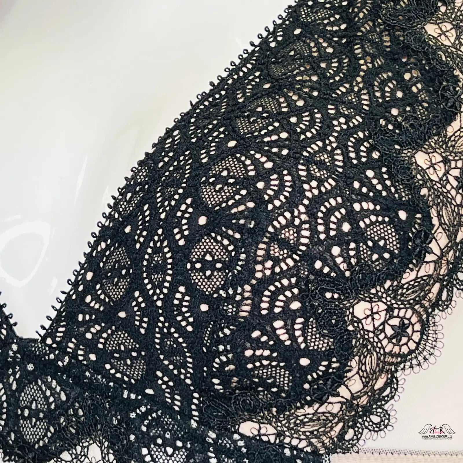 Victoria’s Secret Dream Angels braletka s černým a bílým krajkovým designem velmi sexy