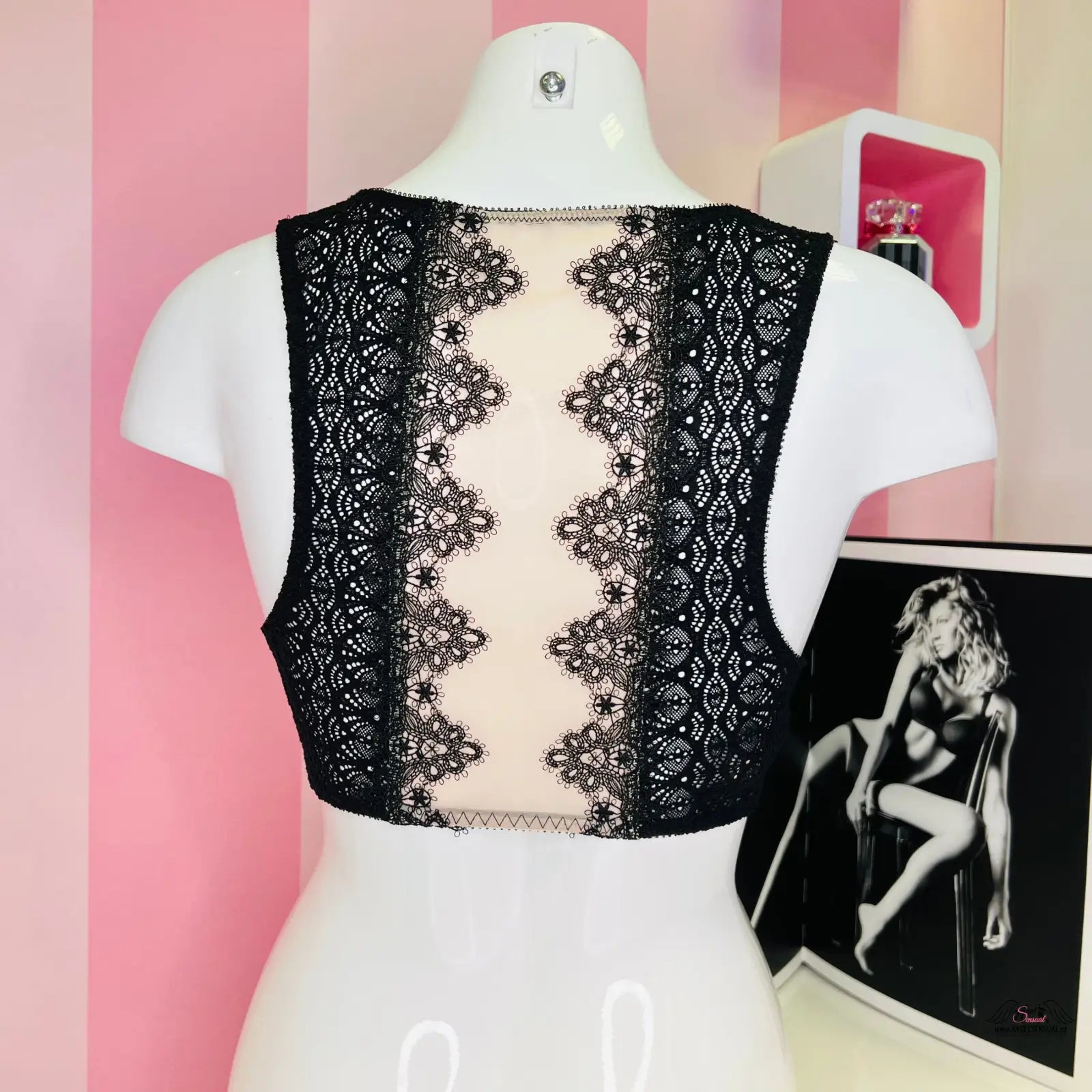 Blízký pohled na černý krajkový top Victoria’s Secret Dream Angels Bralette