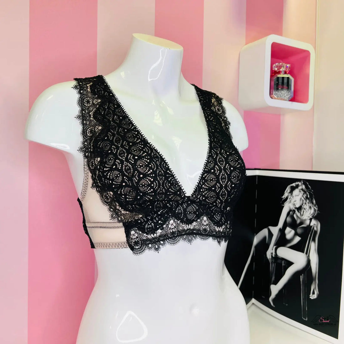 Close-up of Victoria’s Secret Dream Angels Bralette top on mannequin, velmi sexy