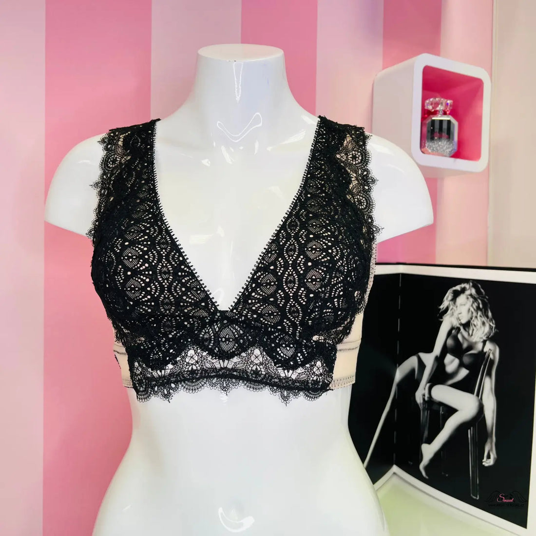 Blízký záběr na modelku s černým braletem Victoria’s Secret Dream Angels velmi sexy