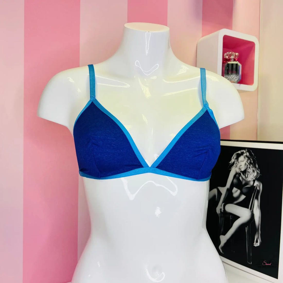 Stylová braletka Victoria’s Secret s trojúhelníkovým střihem a černobílým motivem