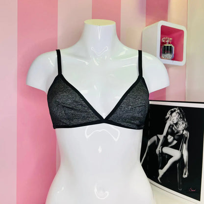 Stylová braletka Victoria’s Secret s trojúhelníkovým střihem na růžovo-bílé pruhované stěně