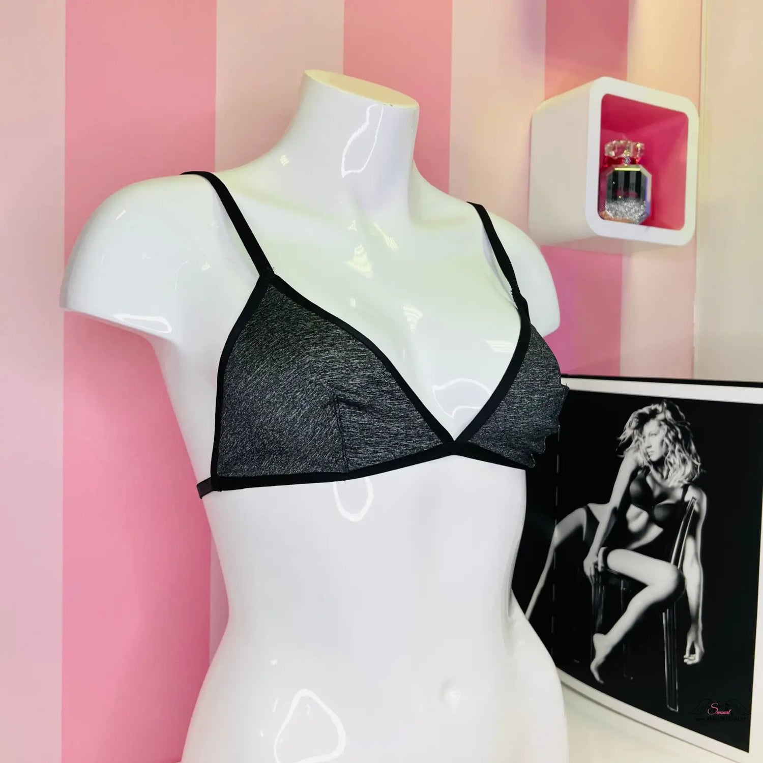 Stylová braletka Victoria’s Secret s trojúhelníkovým střihem na růžovo-bílé pruhované zdi