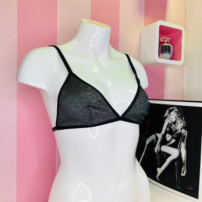 Stylová braletka Victoria’s Secret s trojúhelníkovým střihem na růžovo-bílé pruhované zdi