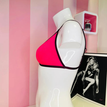 Manne s růžovou a černou stylovou braletkou s trojúhelníkovým střihem, apparel &amp; accessories