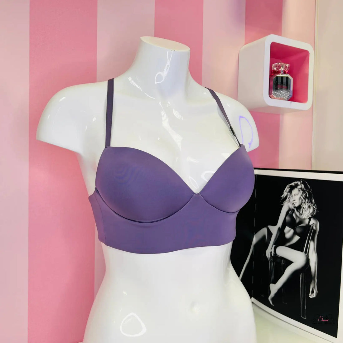 Překrásná podpůrná braletka Victoria’s Secret s fialovým polstrováním na bílém modelu