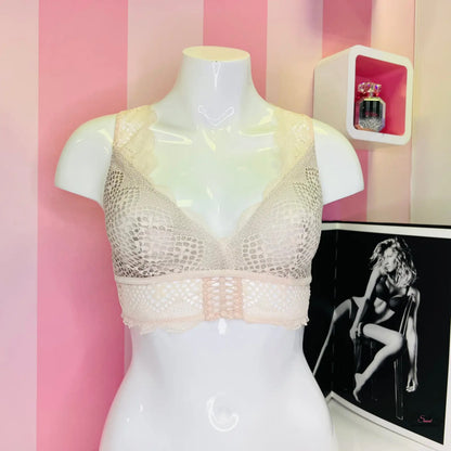 Manekýn s růžovo-bílé pruhované stěny, velmi sexy bralette Victoria’s Secret