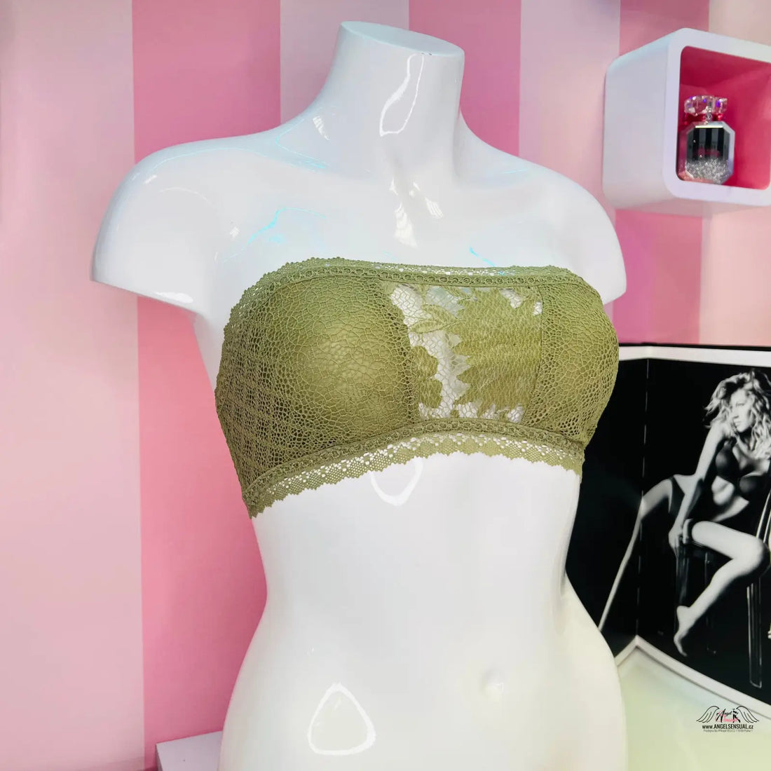Manekýn s krajkovou braletkou ve stylu Agent Provocateur a obrázek ženy