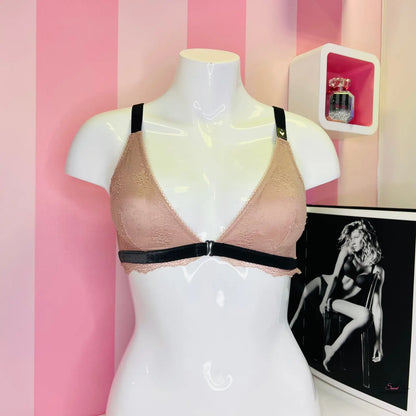 Manne s růžovo-černým krajkovým červeným bralette Victoria’s Secret s nastavitelnými popruhy
