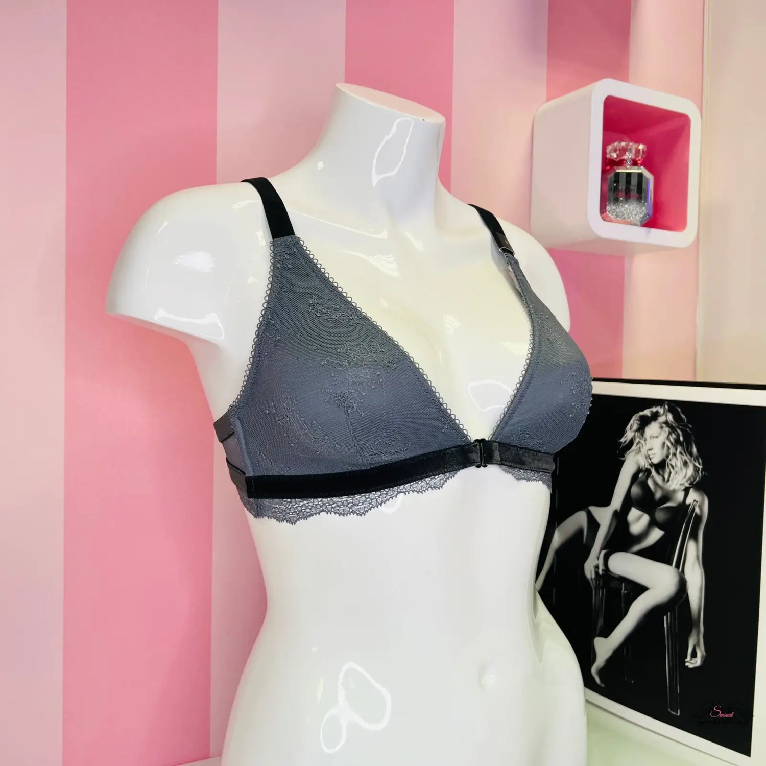 Krajkový červený bralette Victoria’s Secret s nastavitelnými popruhy a obrázkem ženy