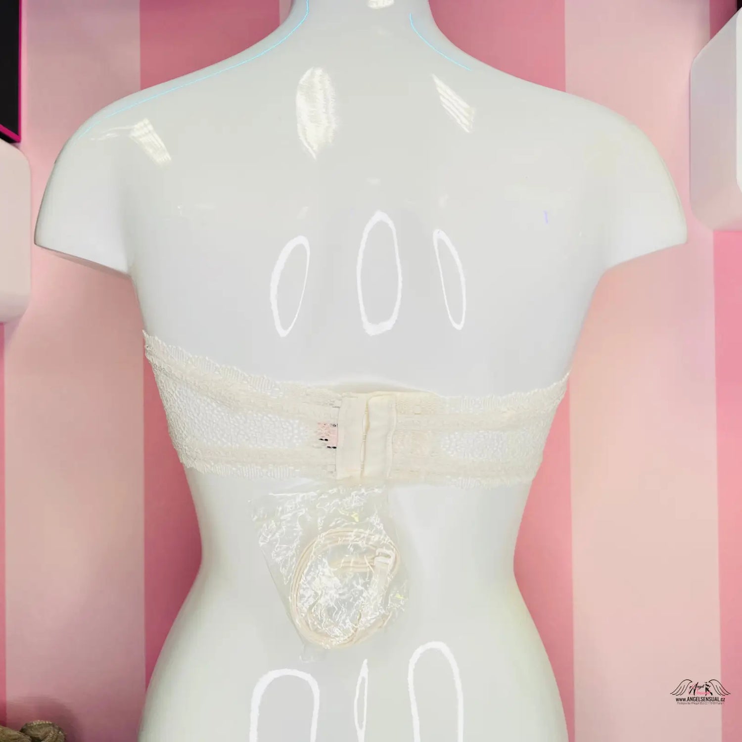 Manekýn s bílým krajkovým braletkou ve stylu Agent Provocateur pro Victoria’s Secret