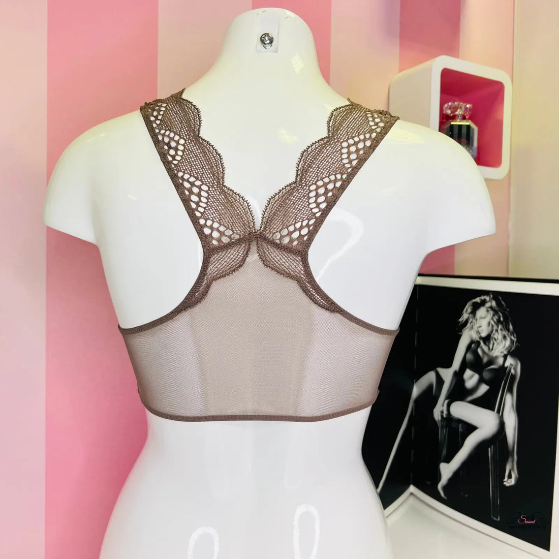 Arafovaný manekýn s černobílou fotografií ženy v velmi sexy bralette Victoria’s Secret