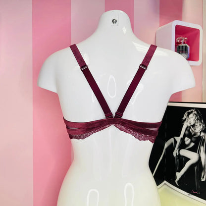 Manekýn s krajkovým červeným bralette Agent Provocateur s nastavitelnými popruhy