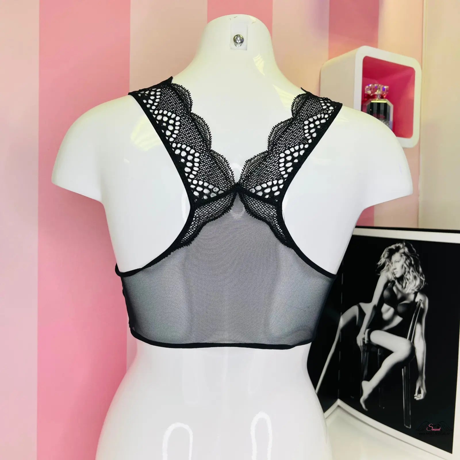 Arašidové žirafy na modelu s černým braletem, velmi sexy bralette Victoria’s Secret