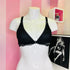 Detail krajkový červený bralette s nastavitelnými popruhy na mannequinovi