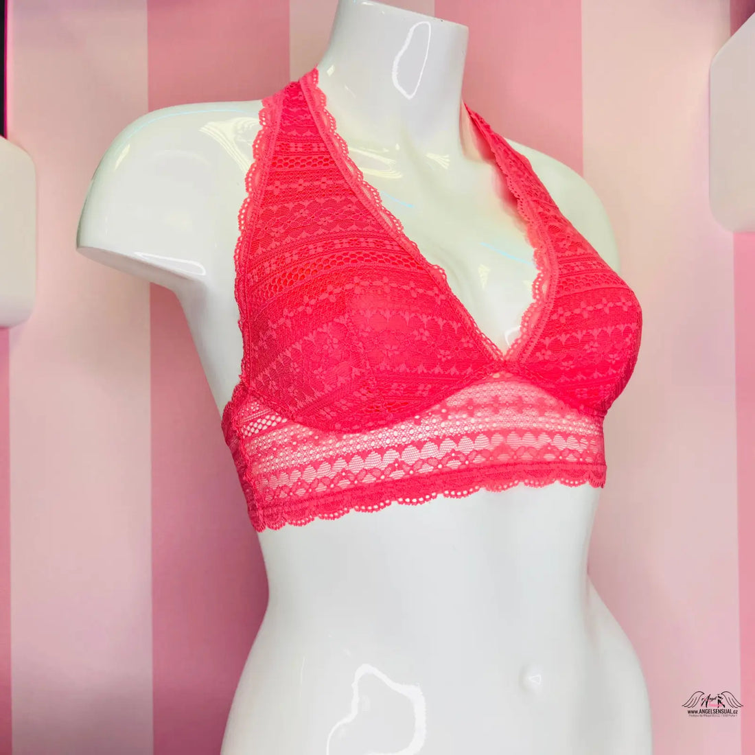 Manekýn v červené podprsence a růžové noční košilce z kolekce spodního prádla Victoria’s Secret