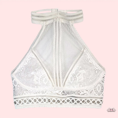 Luxusní krajkovou braletkou Victoria’s Secret s květinovými vzory a kovovými ozdobami