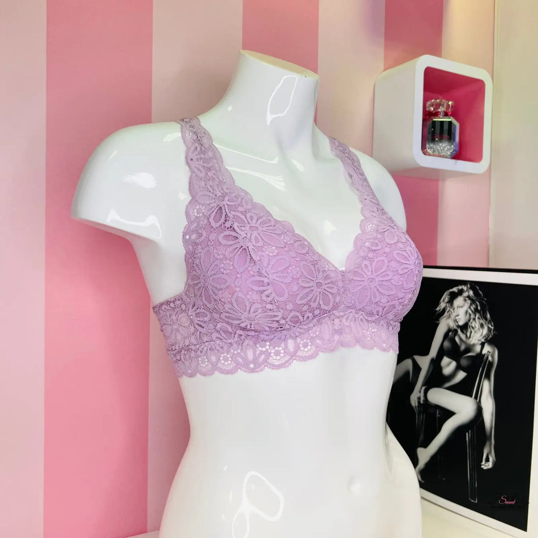 Blízky pohled na krajkový bralette Victoria’s Secret Krajková Lila s růžovým podprsenkou