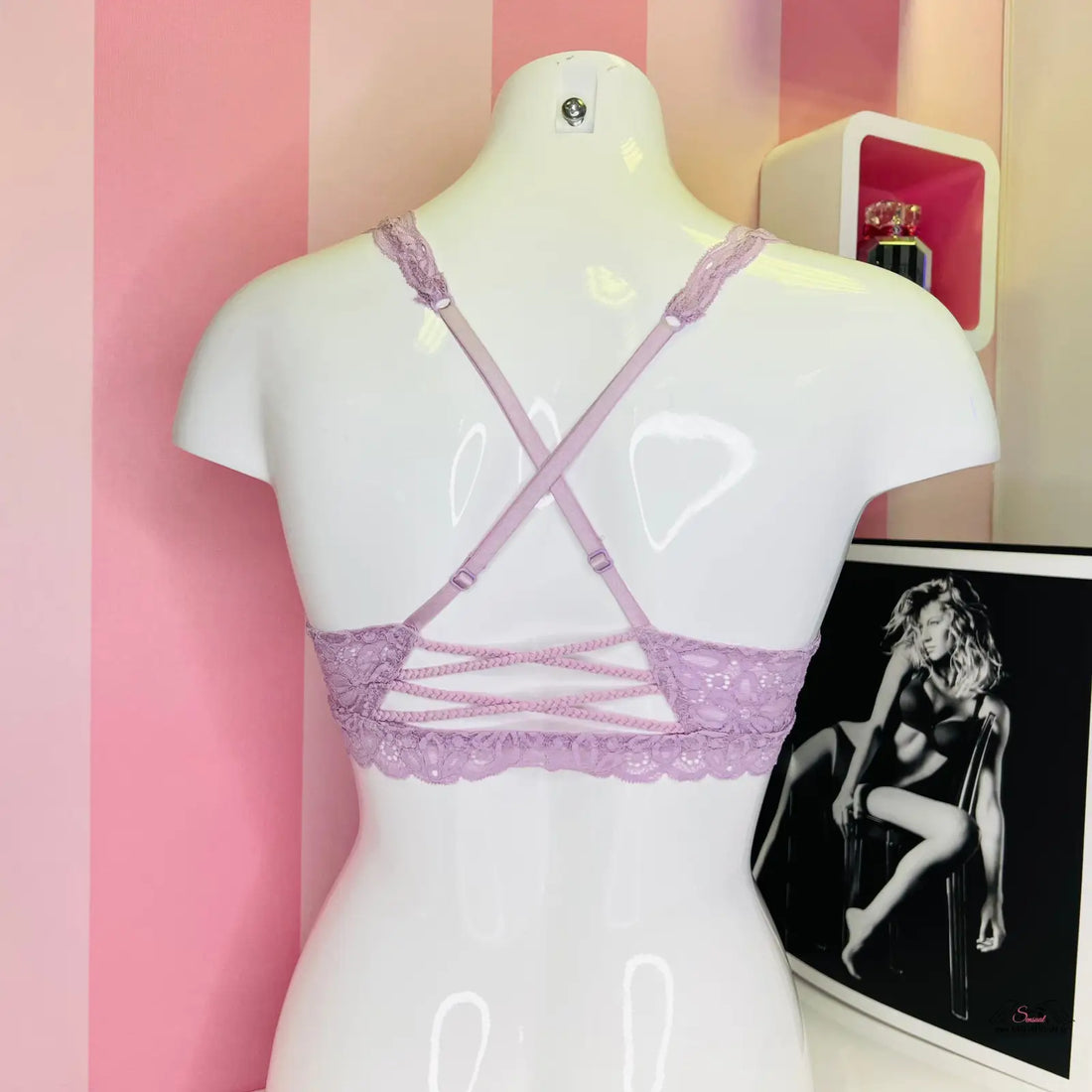 Arafed mannequin s růžovým krajkovým braletem a obrázek ženy, Victoria’s Secret spodního prádla