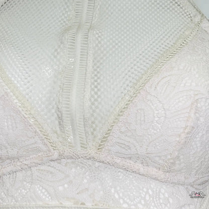 Detail luxusní krajkovou braletkou Victoria’s Secret s kovovými ozdobami a zipem