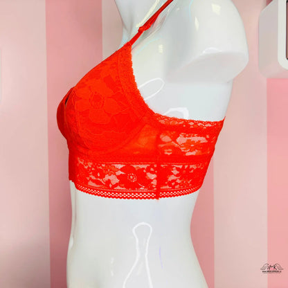 Sexy červená krajková braletka Victoria’s Secret na figuríně, vyztužená a elegantní