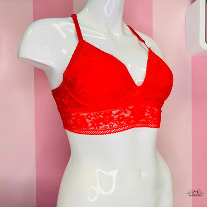 Sexy červená krajková braletka Victoria’s Secret s vyztužením na mannequinu