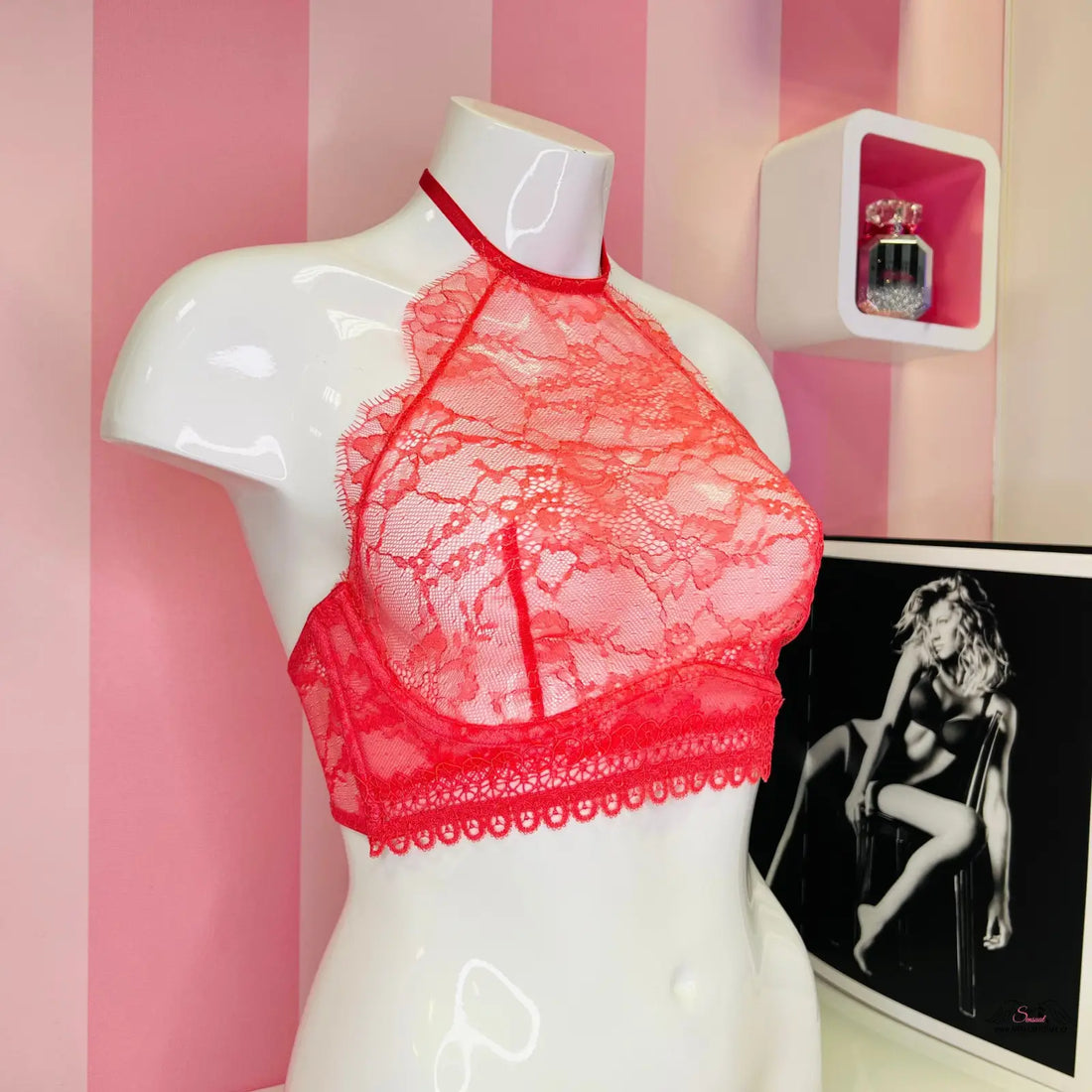 Manekýn s červeným braletkou a černobílým snímkem, unikátní styl Victoria’s Secret