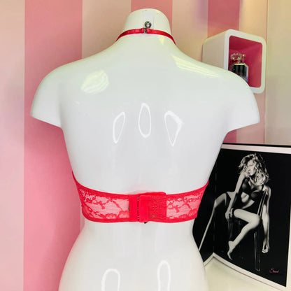Manekýn s červeným páskem na Victoria’s Secret Braletka Krajková s vysokým krajkovým krkem