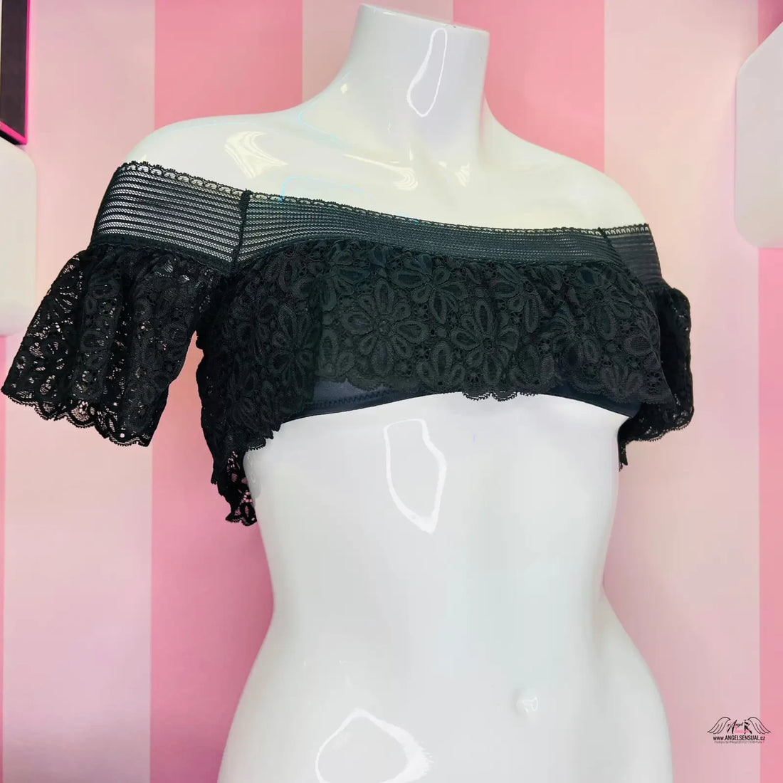 Mannequin s elegantní celokrajkovou braletkou Victoria’s Secret pro zvláštní příležitosti