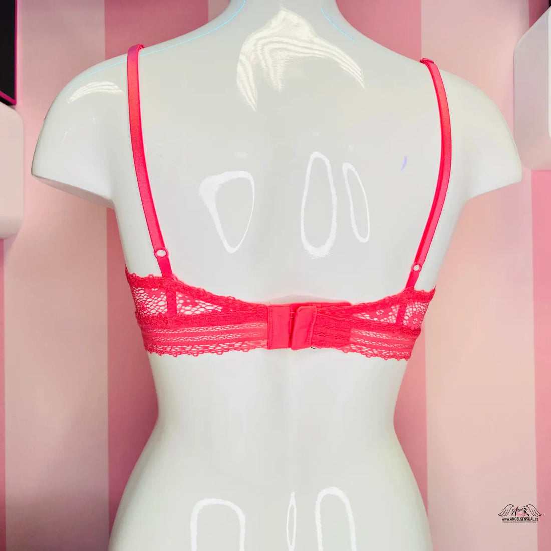 Obrázek Victoria’s Secret Braletka Krajková s žirafami na mannequinu na růžovém pozadí, ideální pro každodenní nošení spodního prádla