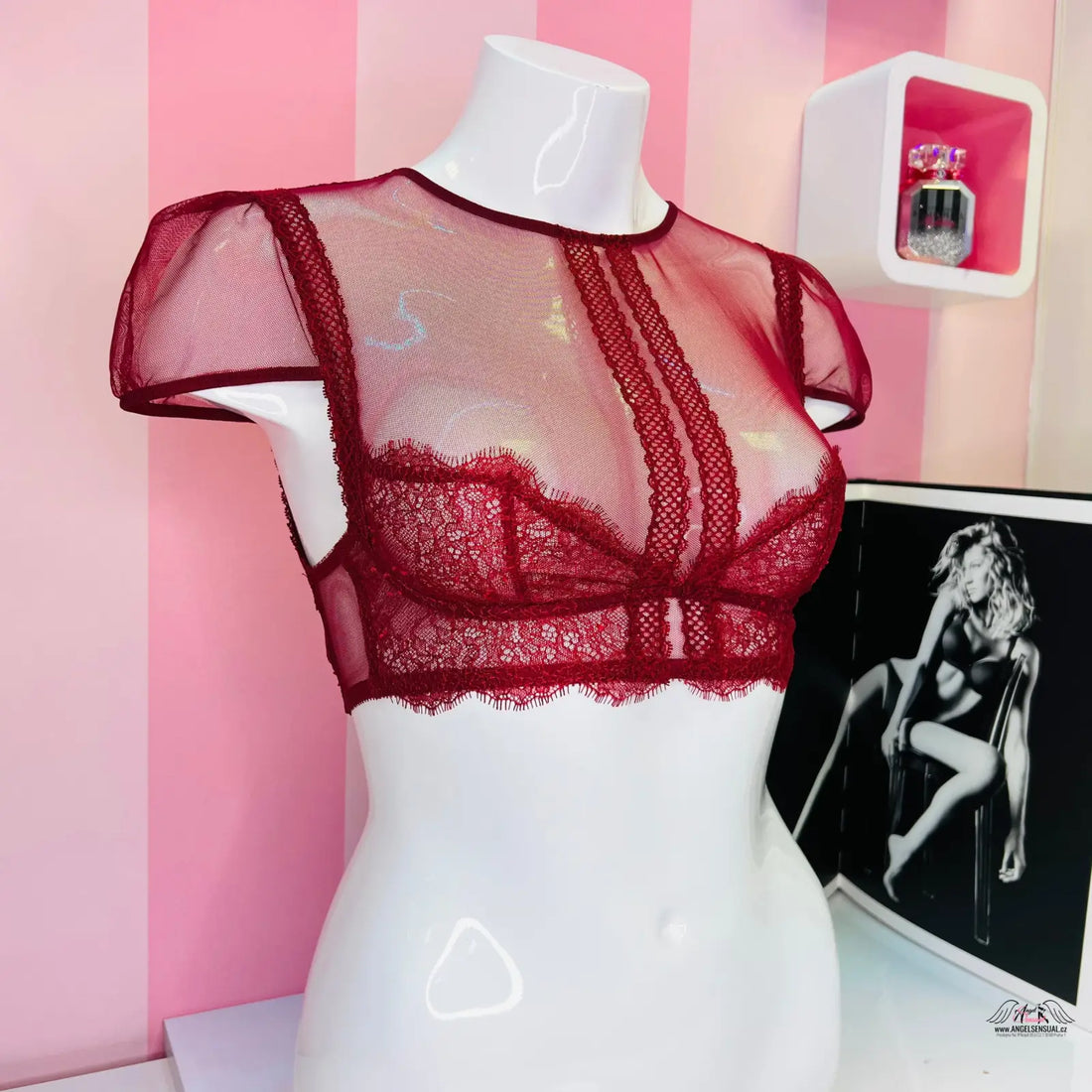 Sheer burgundy krajková braletka Victoria’s Secret na bílém manekýnu, sexy top